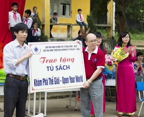 Tặng tủ sách cho học sinh nghèo Bắc Ninh ảnh 1