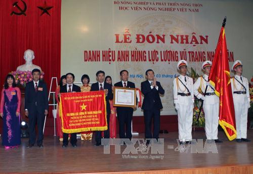 Trao tặng danh hiệu Anh hùng LLVTND cho Học viện Nông nghiệp ảnh 2