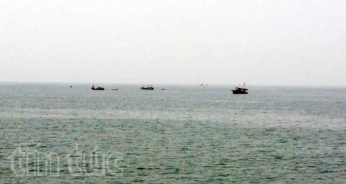 Dông lốc, sóng to đánh chìm tàu vận tải ảnh 1