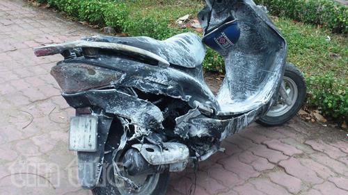 Xe máy bốc cháy, người đàn ông quăng xe bỏ chạy ảnh 1