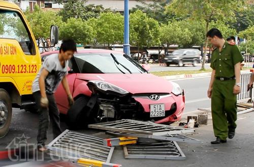 'Xế hộp' mất lái đâm đổ dải phân cách ảnh 1