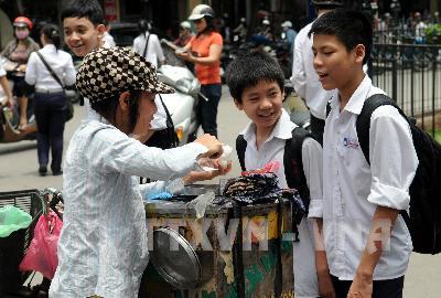 Nước giải khát bán vỉa hè: Tiện mà không lợi ảnh 1