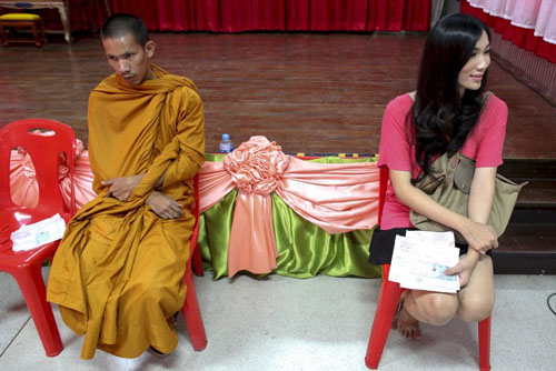 Nhà sư và người chuyển giới Thái Lan đi đầu quân ảnh 1