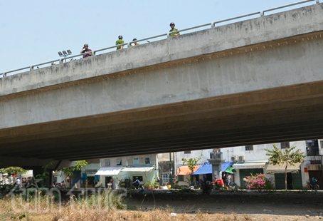 Bị truy đuổi, tên cướp nhảy cầu trốn ảnh 1