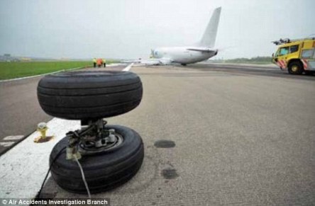 Máy bay Boeing rơi bánh, lê bụng trên đường băng ảnh 1