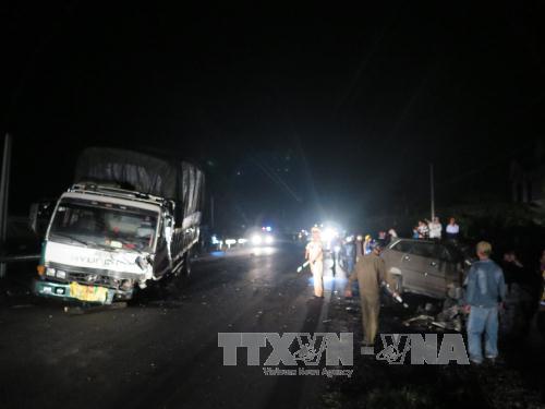 Xe 7 chỗ đấu đầu xe tải, hai người tử vong ảnh 2