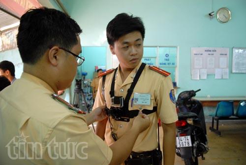 Cảnh sát giao thông gắn camera xử lý người vi phạm ảnh 1
