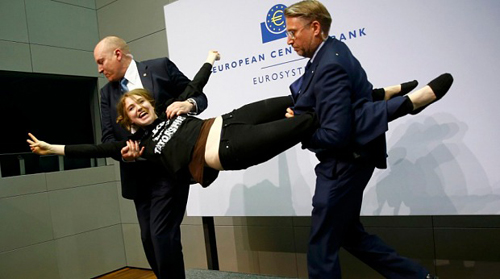 Chủ tịch ECB bị ném hoa giấy trên bàn họp ảnh 2