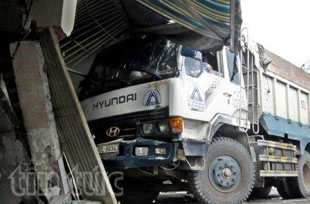 TPHCM: Xe ben mất lái tông sập nhà dân ảnh 1