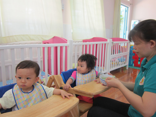 Quá tải các điểm giữ trẻ 6 - 18 tháng tuổi ảnh 1