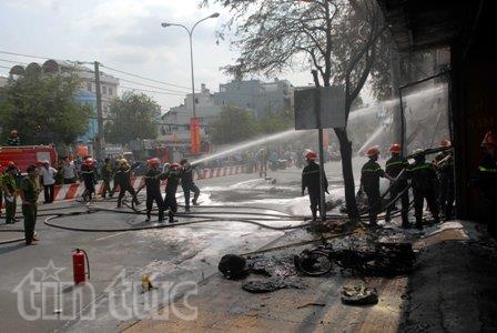 Cháy lớn cửa hàng hóa chất trên đường Lê Trọng Tấn ảnh 1