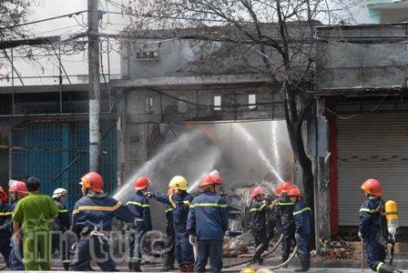 Cháy lớn cửa hàng hóa chất trên đường Lê Trọng Tấn ảnh 3