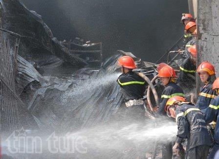 Cháy lớn cửa hàng hóa chất trên đường Lê Trọng Tấn ảnh 4