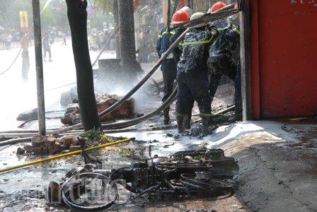 Cháy lớn cửa hàng hóa chất trên đường Lê Trọng Tấn ảnh 2