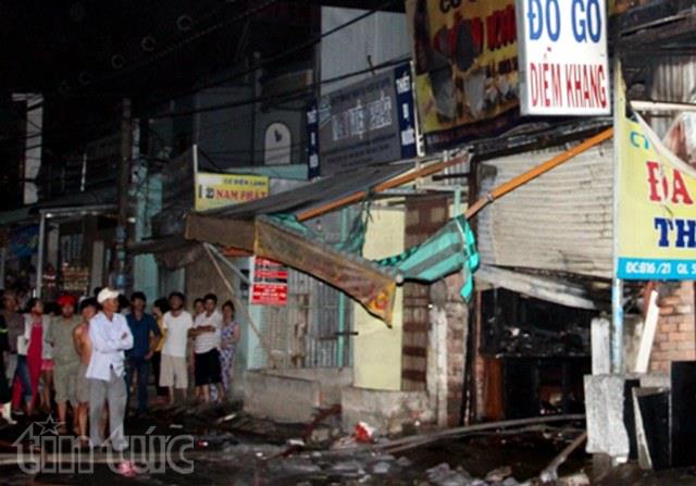 Cháy lớn thiêu rụi ba cửa hàng trên quốc lộ 50 ảnh 1