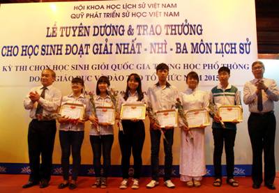 Trao thưởng cho 130 học sinh giỏi quốc gia môn Lịch sử ảnh 1