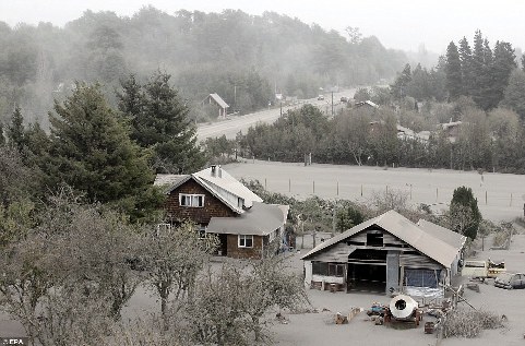 Núi lửa Chile 'nhấn chìm' các thị trấn trong tro bụi ảnh 10