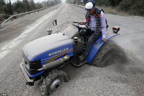 Núi lửa Chile 'nhấn chìm' các thị trấn trong tro bụi ảnh 5