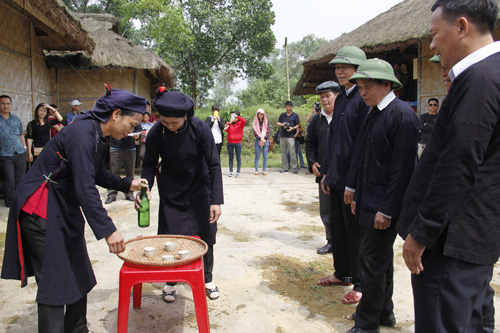 Lễ đặt gánh của đồng bào Sán Chay ảnh 1