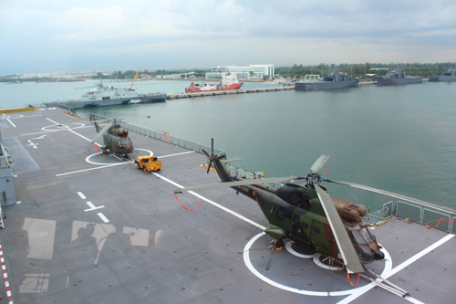Tàu chiến Mistral Pháp cập cảng Singapore ảnh 8