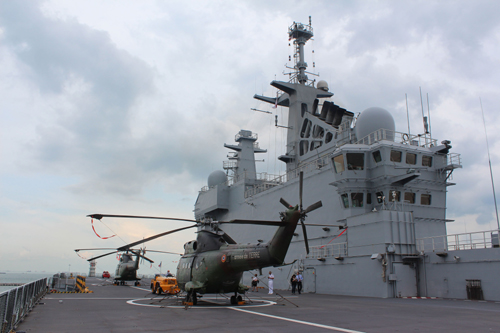 Tàu chiến Mistral Pháp cập cảng Singapore