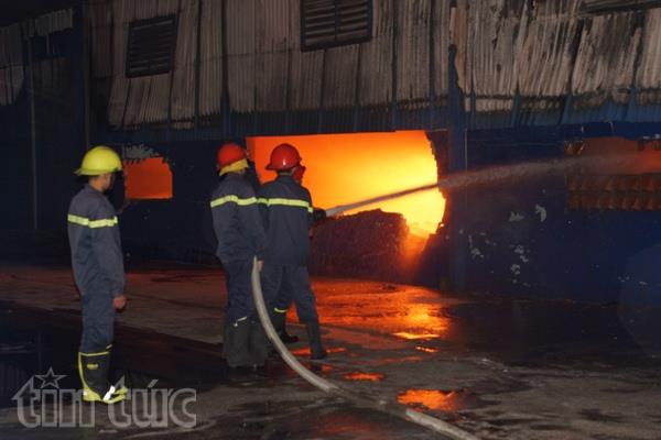 Kho hoá chất cháy suốt đêm, khói độc ngùn ngụt bốc ảnh 6