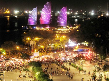 Đông nghẹt người trên phố đi bộ Nguyễn Huệ ảnh 4
