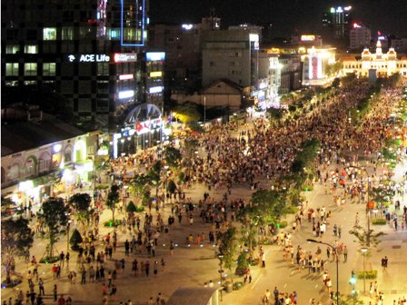 Đông nghẹt người trên phố đi bộ Nguyễn Huệ ảnh 5