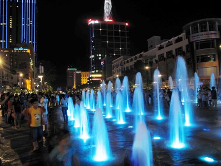 Đông nghẹt người trên phố đi bộ Nguyễn Huệ ảnh 2