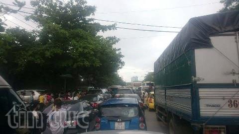 Tắc nghẽn gần 3 km đường ra biển Sầm Sơn ảnh 1