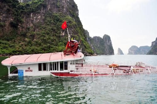 Hành khách và thủy thủ an toàn trong vụ va chạm tàu trên Vịnh Hạ Long ảnh 1
