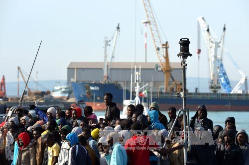 Tiếp tục cứu hàng nghìn người di cư ngoài khơi Libya ảnh 1