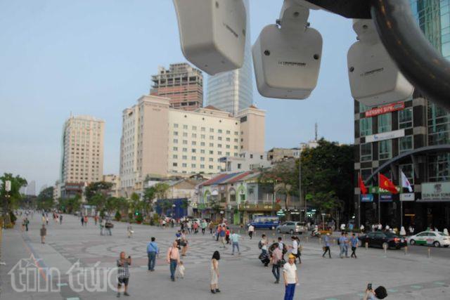 Camera an ninh trên quảng trường đi bộ Nguyễn Huệ ảnh 2