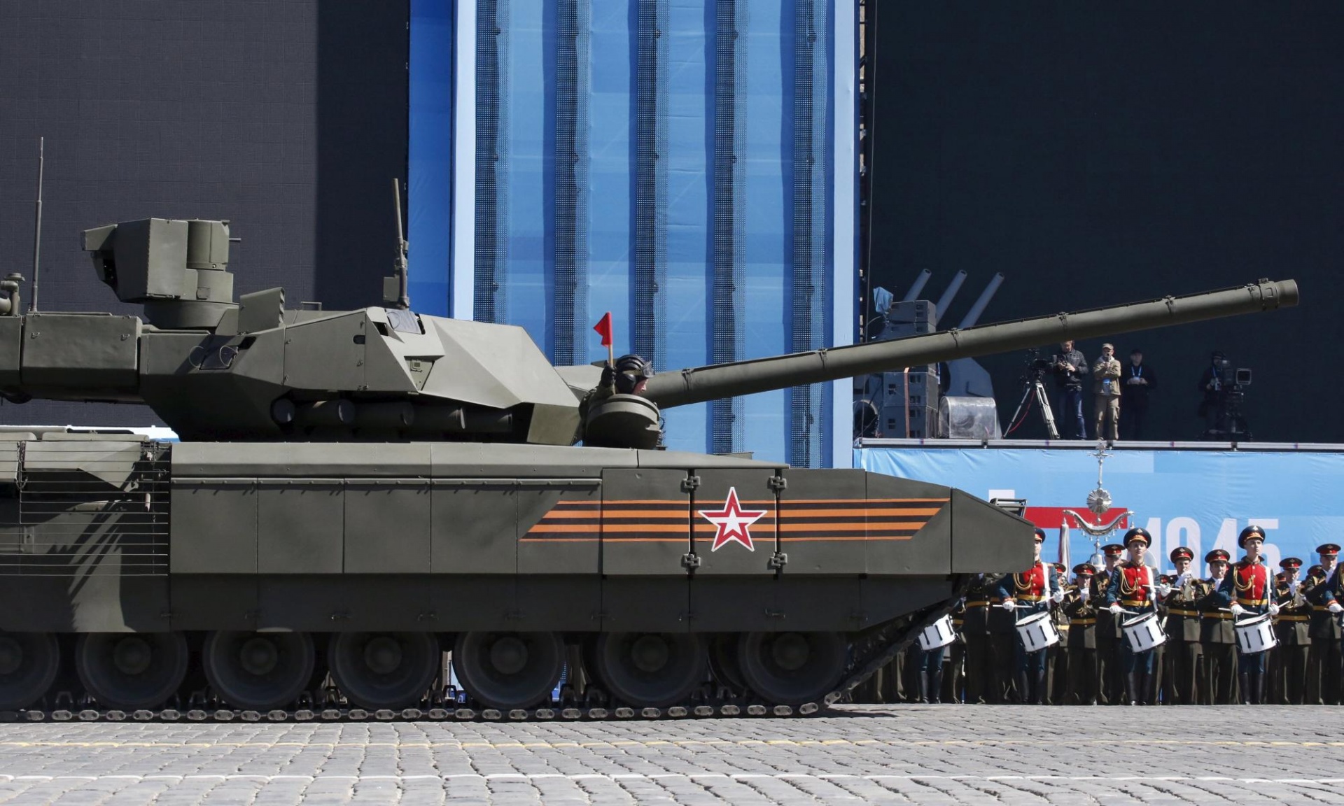 Xe tăng Armata đột ngột bất động trên Quảng trường Đỏ ảnh 1