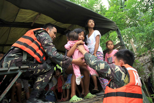 Philippines sơ tán hàng nghìn người do bão lớn ảnh 1