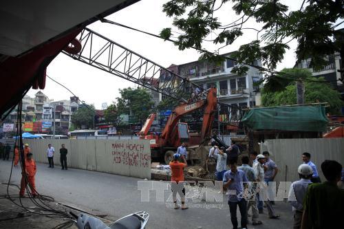 Cần cẩu sập đè nhà dân, 1 người nhập viện ảnh 1