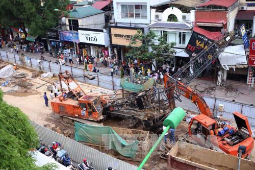 Cần cẩu sập đè nhà dân, 1 người nhập viện ảnh 2