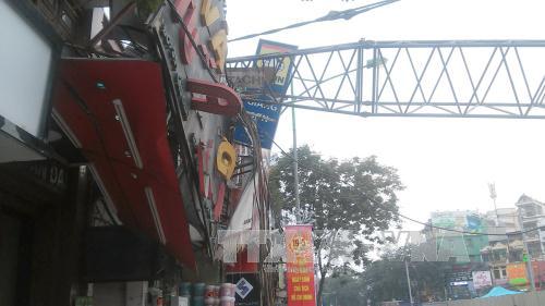 Cần cẩu sập đè nhà dân, 1 người nhập viện ảnh 3