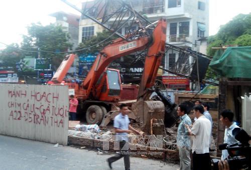 Cần cẩu sập đè nhà dân, 1 người nhập viện ảnh 4