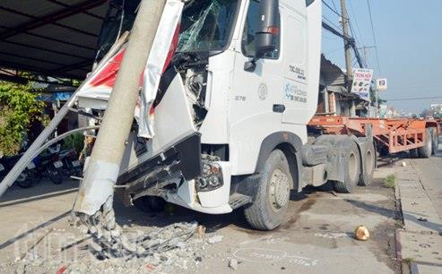 Xe container mất lái, tông đổ cột điện ảnh 1