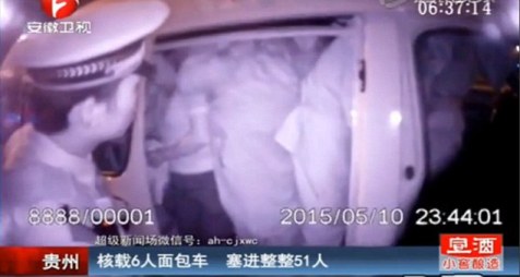 Hãi hùng xe 6 chỗ nhồi... 51 người ảnh 1