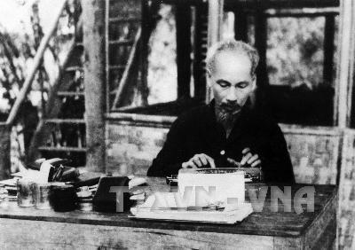 Tượng đài Bác Hồ và tấm lòng nhân dân TPHCM ảnh 1
