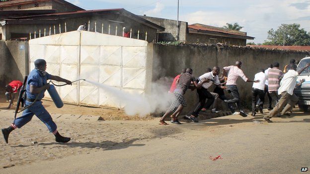 Cảnh sát Burundi đánh đập và bắt giữ người biểu tình