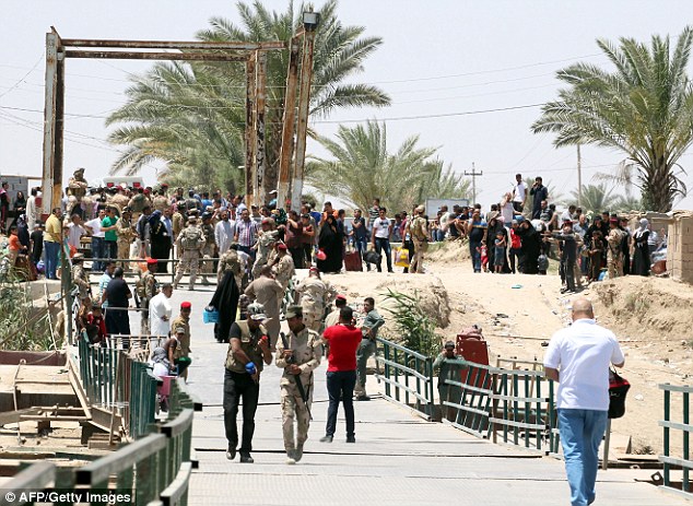 Trực thăng giải cứu lính Iraq thoát khỏi vòng vây IS ảnh 1