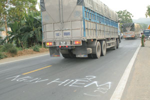 Sụt lún, nứt bất thường tại quốc lộ 6 qua Hòa Bình ảnh 1