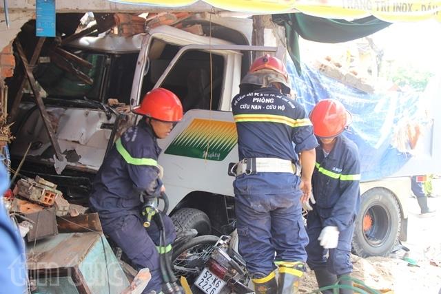 Xe tải đâm sập nhà dân, một phụ nữ bị vùi lấp ảnh 1