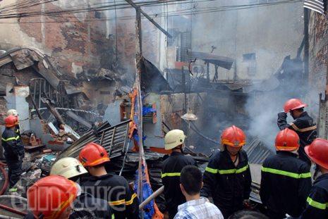 Hỏa hoạn thiêu rụi 3 căn nhà trong hẻm Sài Gòn ảnh 2