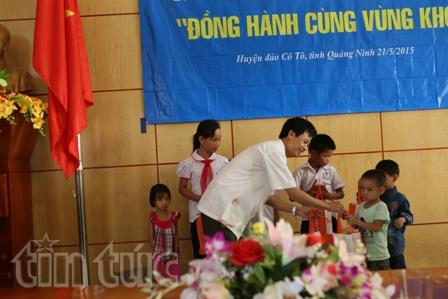 ‘Đồng hành cùng vùng khó’ đến với huyện đảo Cô Tô ảnh 2