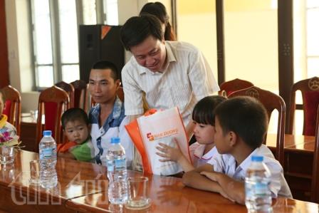 ‘Đồng hành cùng vùng khó’ đến với huyện đảo Cô Tô ảnh 1