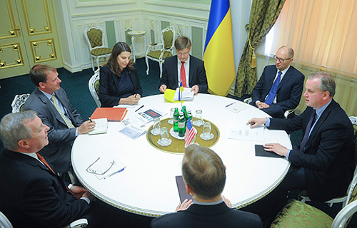 Thủ tướng Yatseniuk đề nghị Mỹ ‘mua đứt’ Ukraine